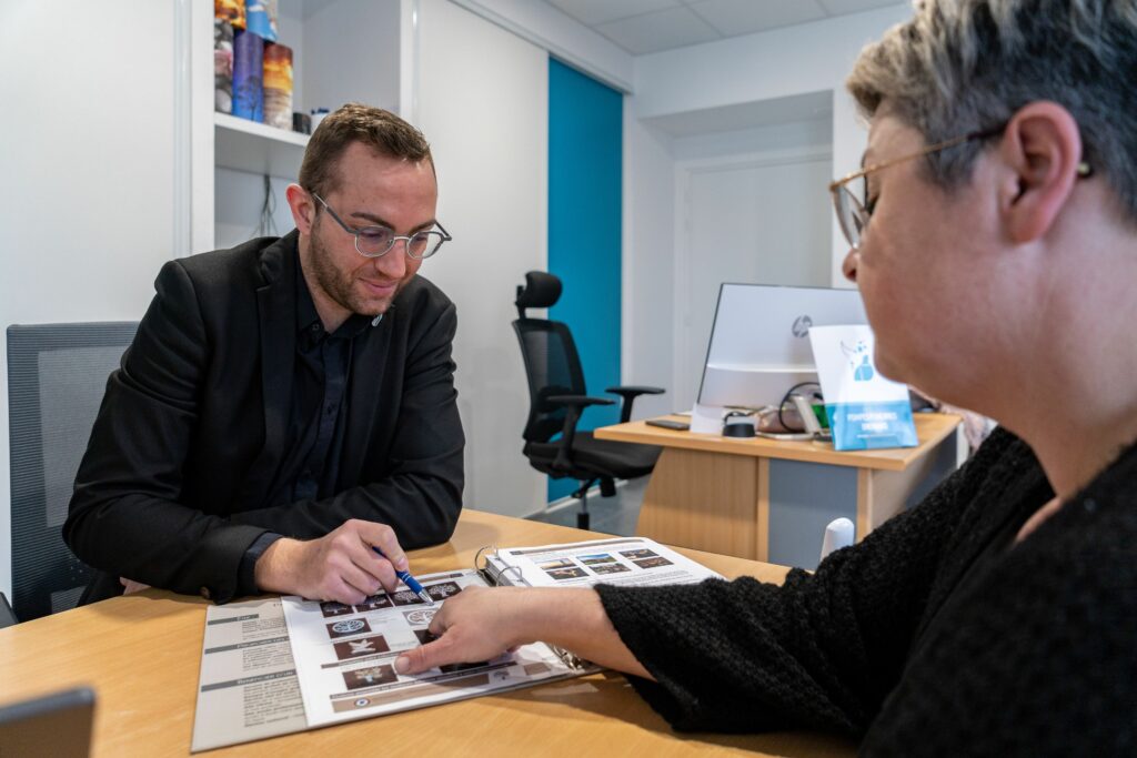 conseiller aidant une personne