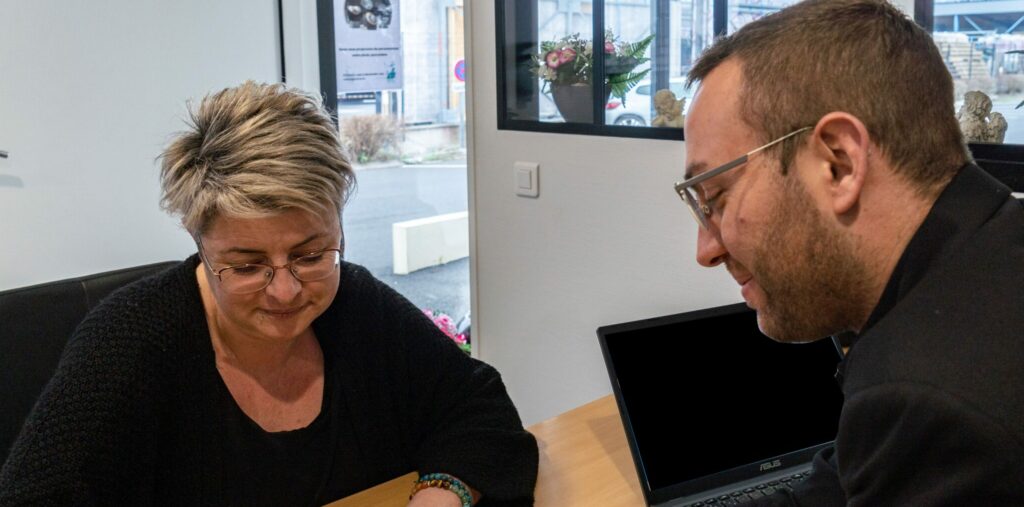 conseiller funeraire aidant une personne